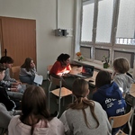Widok na uczniów z innowacji i opiekuna grupy oraz na czytelnię. Tu odbyło się nasze zdalne spotkanie