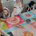 Przedszkolaki przygotowują pizzę