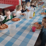 Dzieci jedzą swoją pizzę