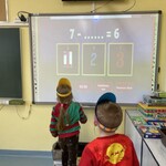Dzieci wykonują zadanie na tablicy interaktywnej