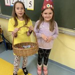 Uczennica z klasy II A częstuje uczestniczkę dnia otwartego cukierkami