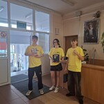 Uczniowie z klasy ósmej witają w dniu otwartym