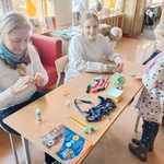 Uczennica z nauczycielką wykonują prace w technice origami
