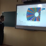 Uczennica rozwiązuje zadania z koła fortuny