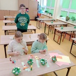 Uczniowie z klasy 4 B przygotowują koszyczki wiosenne