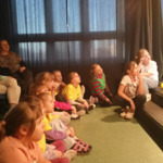 Publiczność podczas spektaklu przygotowanego przez klasę 5A i panią Anetę Sasinowską