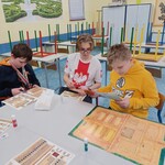 Uczniowie klasy 5A przygotowują makietę willi rzymskiej