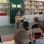 Kierowniczka Książnicy czyta klasie 1 a