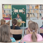 Kierownik filii nr 13 czyta książkę klasie !a — kopia.jpg