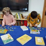 Dziewczynka i chłopiec z I A układają puzzle 
