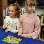 Dziewczynki ułożyły obrazek z puzzli Kubuś Puchatek