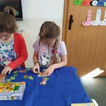 Dziewczynki z I B układają puzzle