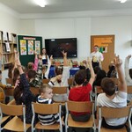Dzieci przez podniesienie ręki zgłaszają się do odpowiedzi na pytania
