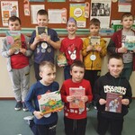Chłopcy z klasy I A prezentują swoje pierwsze książki wypożyczone w bibliotece szkolnej