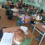 Dzieci rozwiązują zadania konkursowe