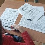 Dziewczynka rozwiązuje zadania matematyczne