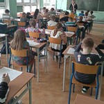 Uczniowie przygotowują się do rozwiązania zadań konkursowych