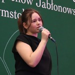 Uczennica klasy 5 A wykonuje piosenkę Agnieszki Osieckiej