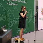 Uczennica klasy 5 A wykonuje piosenkę Agnieszki Osieckiej