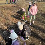 Dzieci szukają kolorowych kwiatów