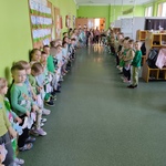 Przedszkolaki robią łańcuch kolorowych skarpetek