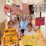 Dziewczynki trzymają plakaty Wiosna na sportowo