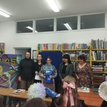 Uczennica klasy 5 A podczas wręczania nagród
