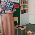 Uczennica klasy 5 A prezentuje swoją książkę