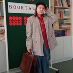 Uczennica klasy 5 A prezentuje swoją książkę