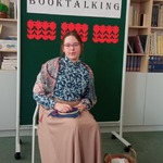 Uczennica klasy 5 A prezentuje swoją książkę