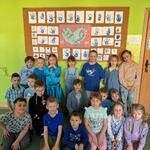 Przedszkolaki z grupy Żabki na tle wykonanych prac plastycznych