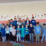 Uczniowie z klasy I a ubrani na niebiesko prezentują prace plastyczne