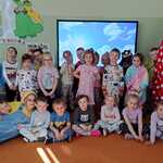 Zdjęcie grupowe dzieci w piżamach  z grupy Pszczółki