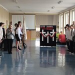 Dyrektor szkoły zwraca się do uczniów podczas apelu