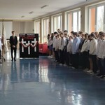 Dyrektor szkoły pani Alicja Sitko wita uczniów zebranych na apelu