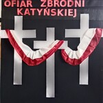 Dekoracja z napisem Dzień Pamięci Ofiar Zbrodni Katyńskiej