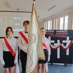 Poczet Sztandarowy SP15 na tle dekoracji 