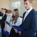 Uczniowie z klasy 7 A recytują wiersze w tle prezentacja multimedialna