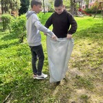 Chłopcy z klasy szóstej sprzątają skwer osiedlowy