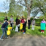 Uczniowie i uczennice z klasy szóstej sprzątają park