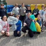 Uczniowie prezentują efekty swojego sprzątania