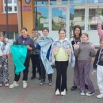 Uczniowie klasy czwartej przygotowani do sprzątania 