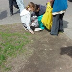 Uczniowie zbierają śmieci w otoczeniu szkoły