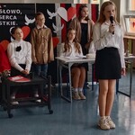  Uczennica recytuje wiersz pod tytułem Ojczyzna