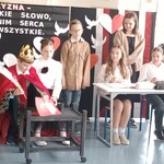 Przedstawienie przygotowane przez klasę 5 A - król podpisuje Konstytucję