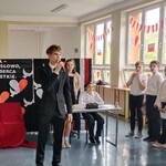 Przewodniczący Samorządu Uczniowskiego wita zebranych uczniów i nauczycieli 