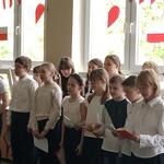  Uroczystość uświetnił uroczysty śpiew chóru z klasy 4 B
