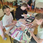 Uczniowie klasy 3a wykonują prace związane ze Świętem Ziemi