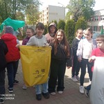 Uczniowie klasy 3b wyruszają na sprzątanie terenu wokół szkoły