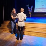 Uczennica naszej szkoły odbiera wyróżnienie z rąk organizatorów